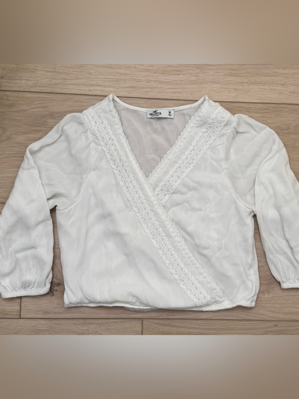 Hollister women’s cropped white Medium beachy loose v neck wrap top shirt